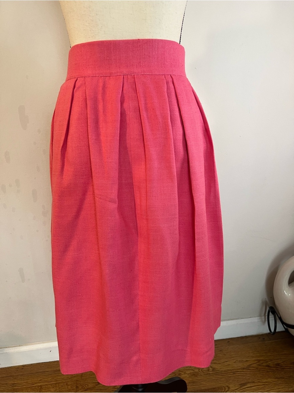 High-Waist Pleated Midi Skirt in Vibrant Pink - Picture 6 of 9